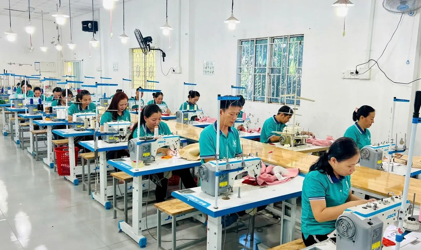 Đặt hàng theo mẫu riêng Local Brand